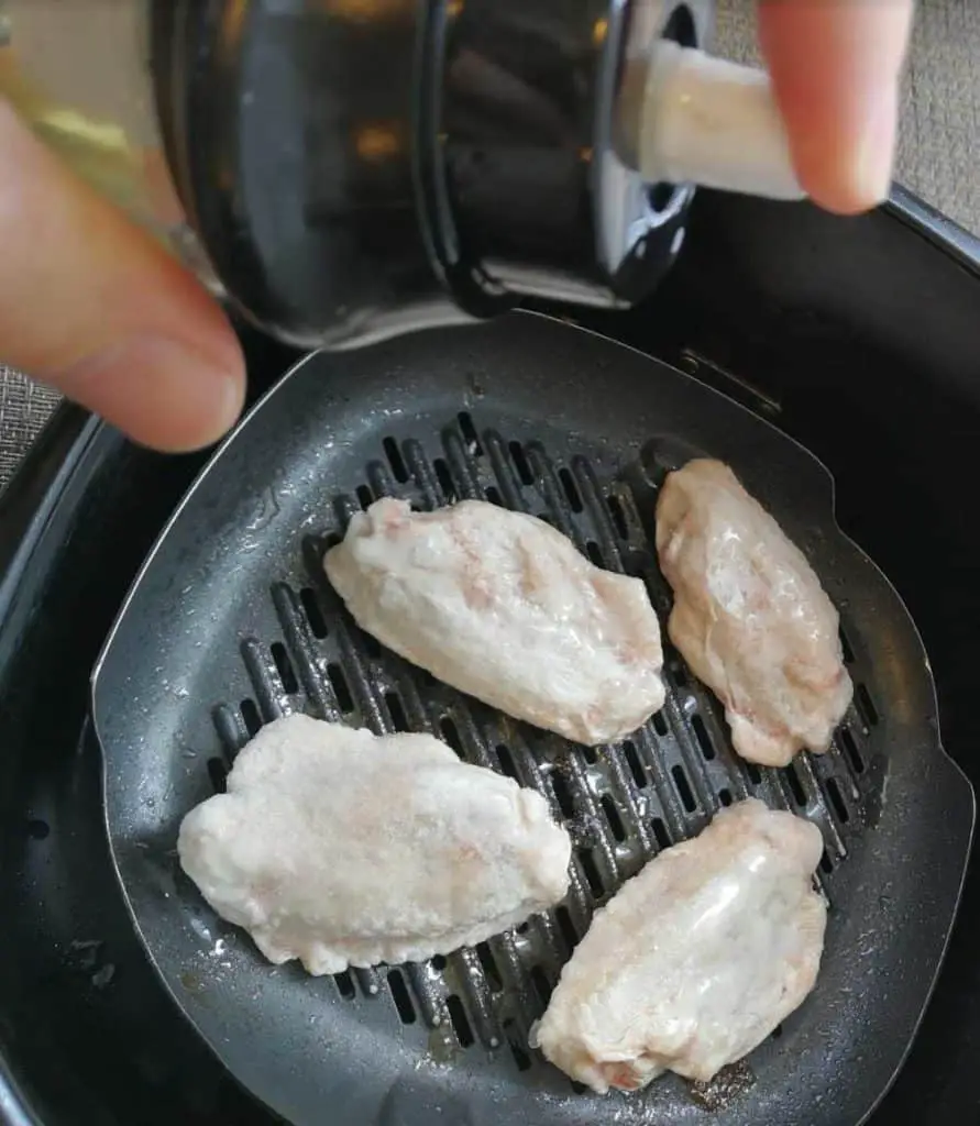 spraying air fried chicken wings with oil makes them cripsier!